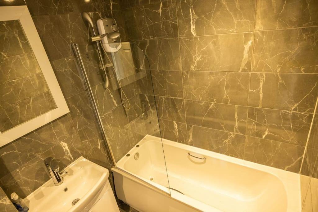 2 Bedrooms -Parking-Very Spacious-Wifi 伦敦 外观 照片
