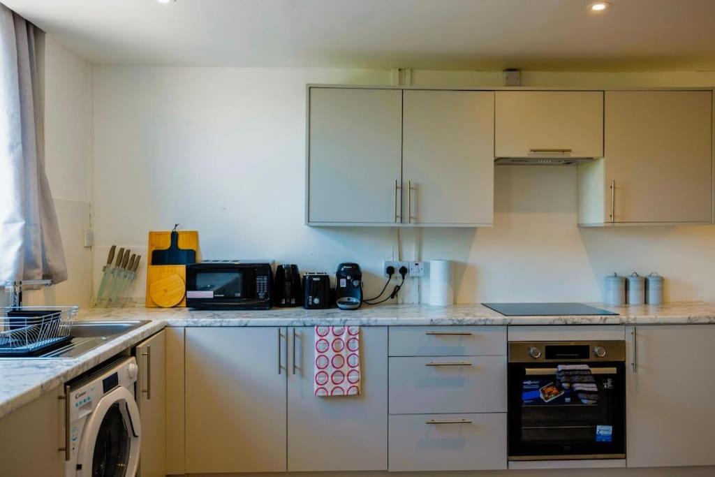 2 Bedrooms -Parking-Very Spacious-Wifi 伦敦 外观 照片