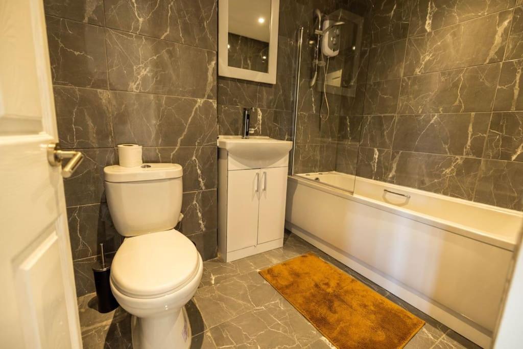 2 Bedrooms -Parking-Very Spacious-Wifi 伦敦 外观 照片
